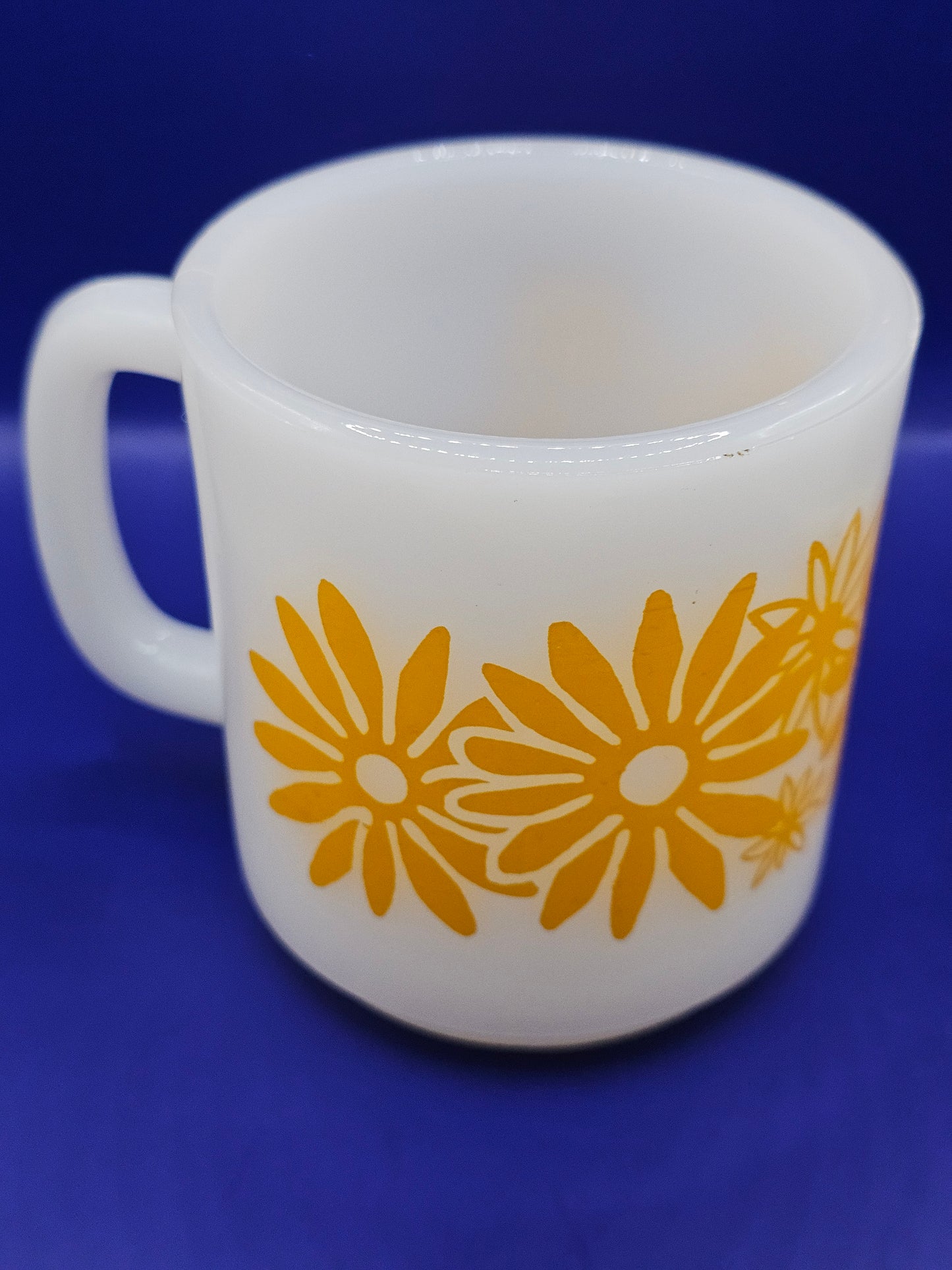 Milk Glass w/ Daisies Mug Candle | 8.5 oz