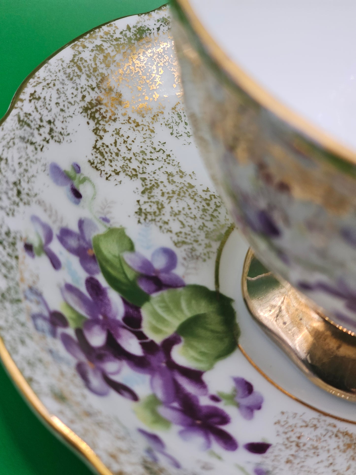 Golden Violets Cup & Saucer| 8 oz Candle